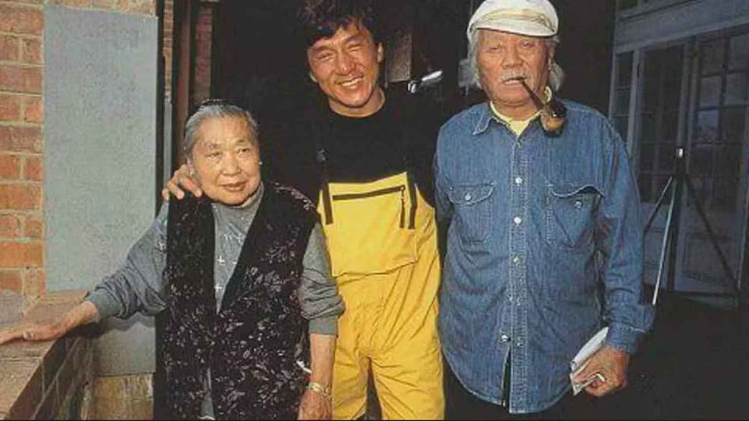 Jackie Chan: Pai espião conheceu mãe traficante em batida policial! Astro revela história surreal