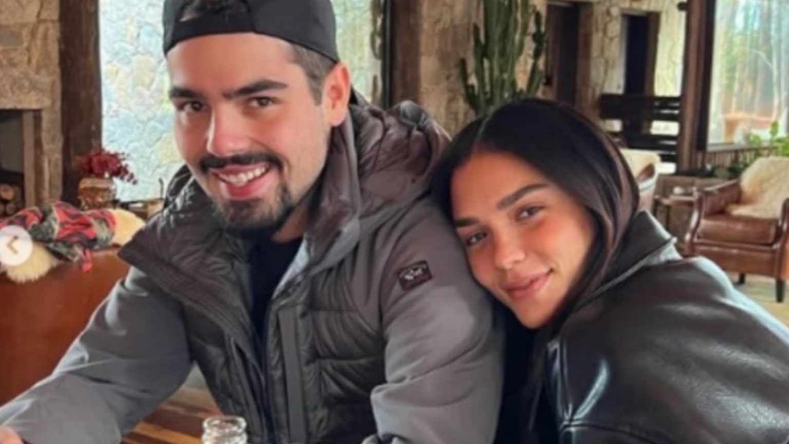 João Silva assume namoro com a influenciadora de moda Isabella Kherlakian