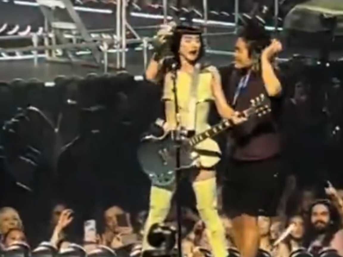 Fã invade palco e agarra Katy Perry em show na Austrália