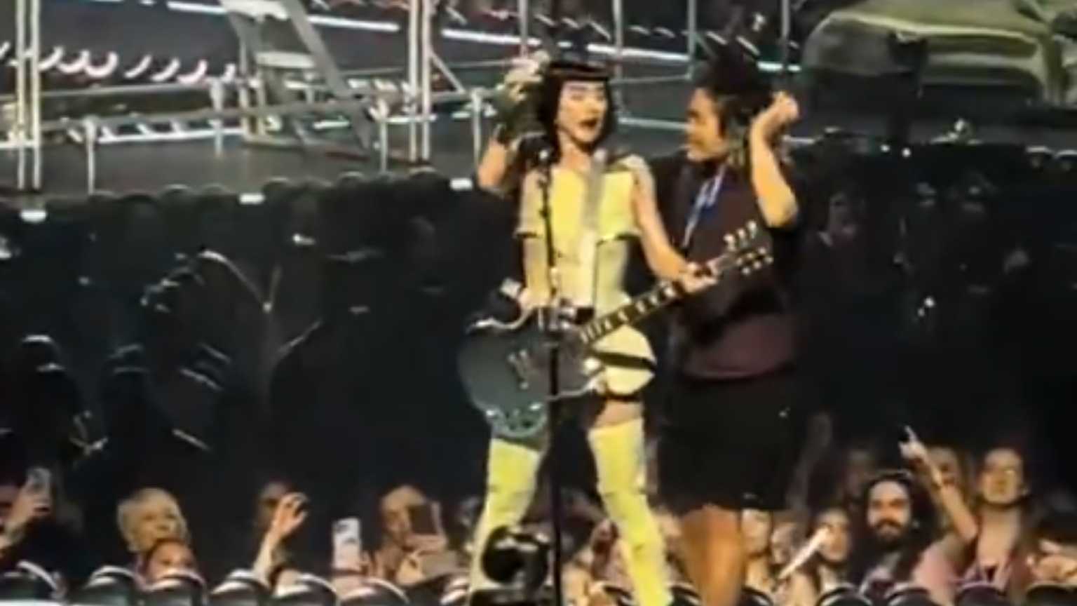 Fã invade palco e agarra Katy Perry em show na Austrália