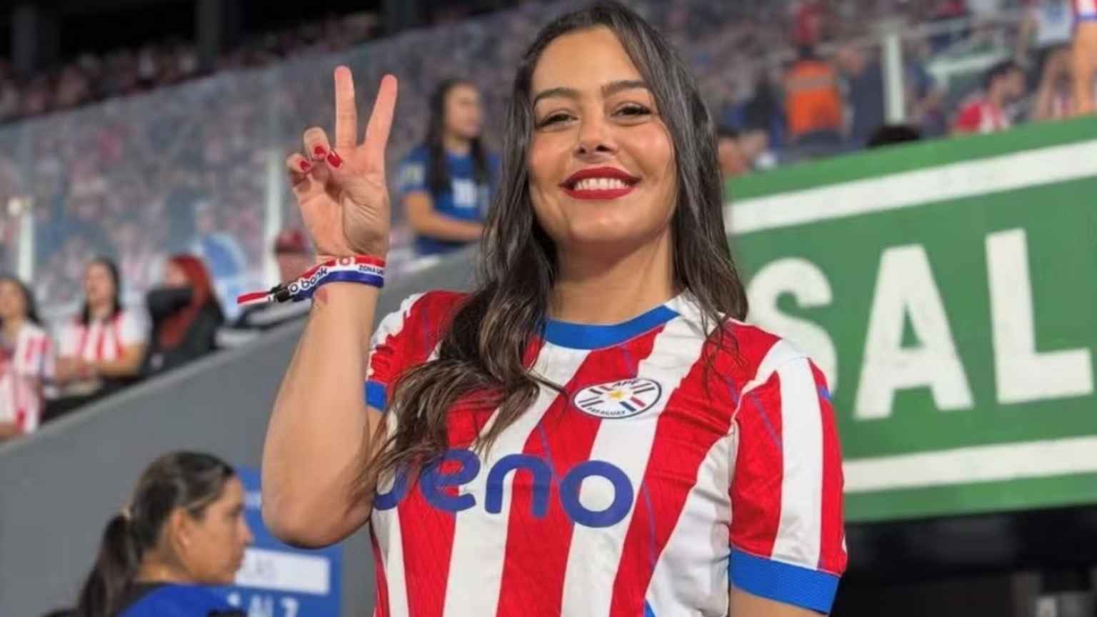 15 anos depois, Larissa Riquelme, musa da Copa, reflete sobre a fama: 'Uma foto que marcou um antes e um depois'