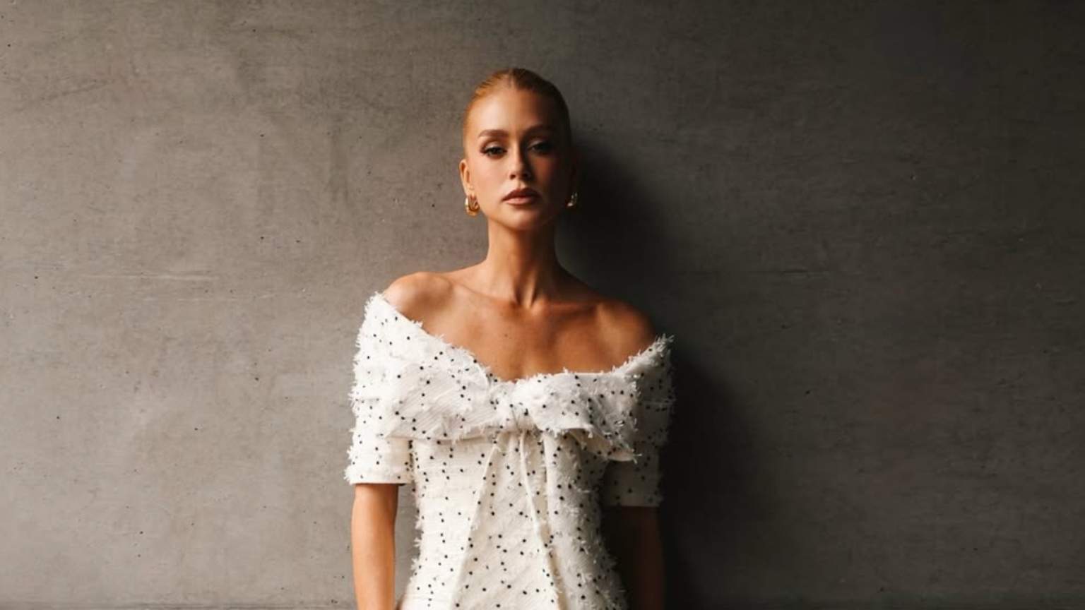 Marina Ruy Barbosa desfila look milionário ao lado do noivo Abdul Fares em São Paulo