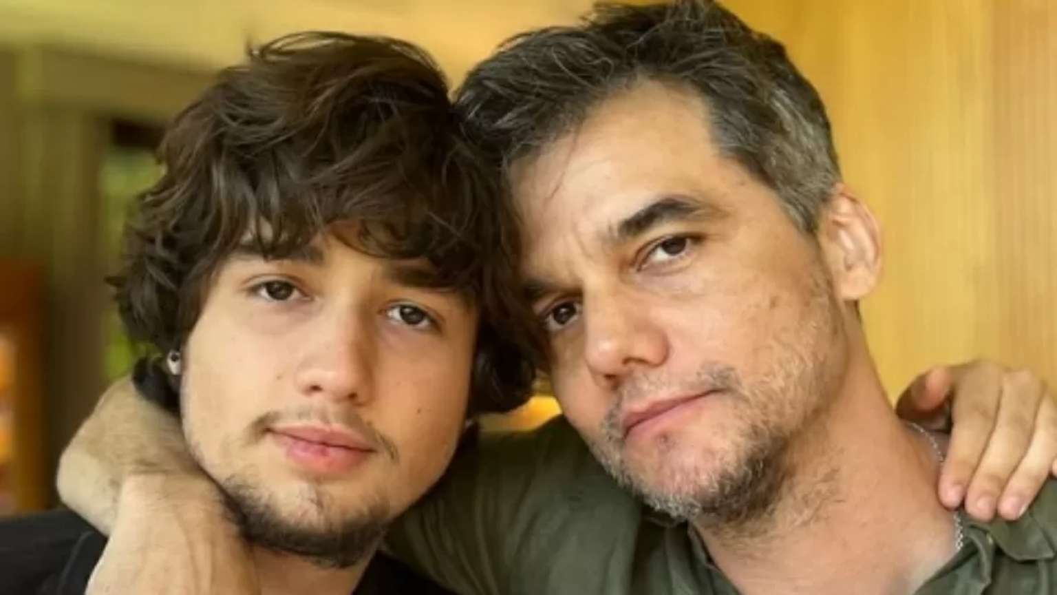 Semelhança entre Wagner Moura e o filho choca a web em aniversário do ator