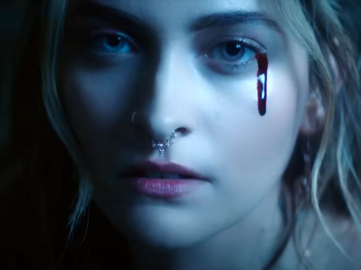 Paris Jackson rebate críticas por show no aniversário da morte de Michael Jackson: 'Vão se ferrar'