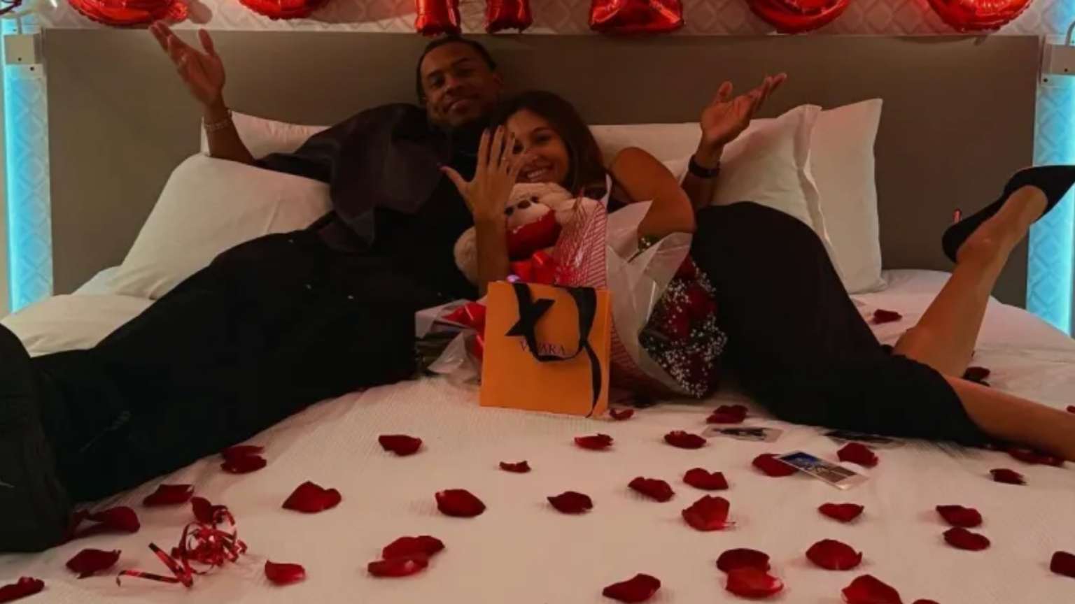 Paulo André pede Thays Andreata em namoro e oficializa reconciliação no Dia dos Namorados