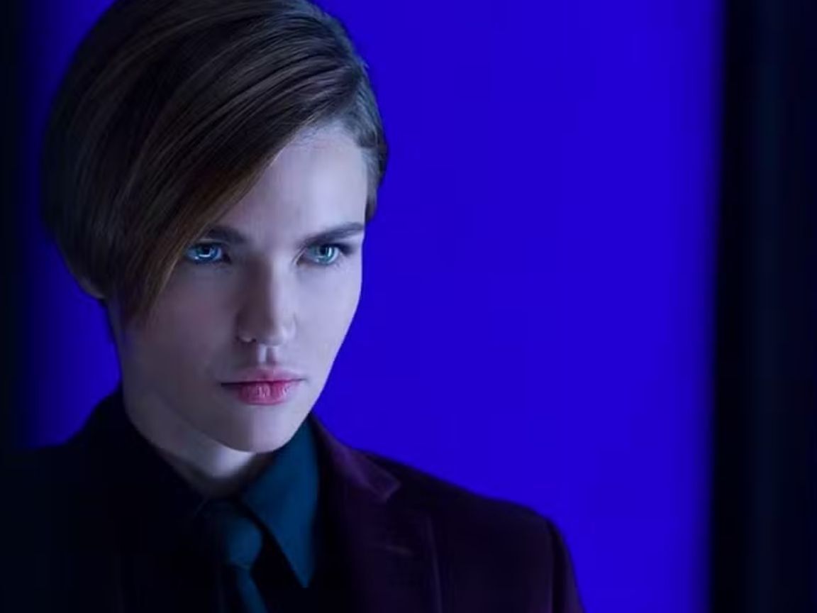 Ruby Rose diz estar sendo perseguida e alvo de atentados; atriz cita Epstein e Batwoman