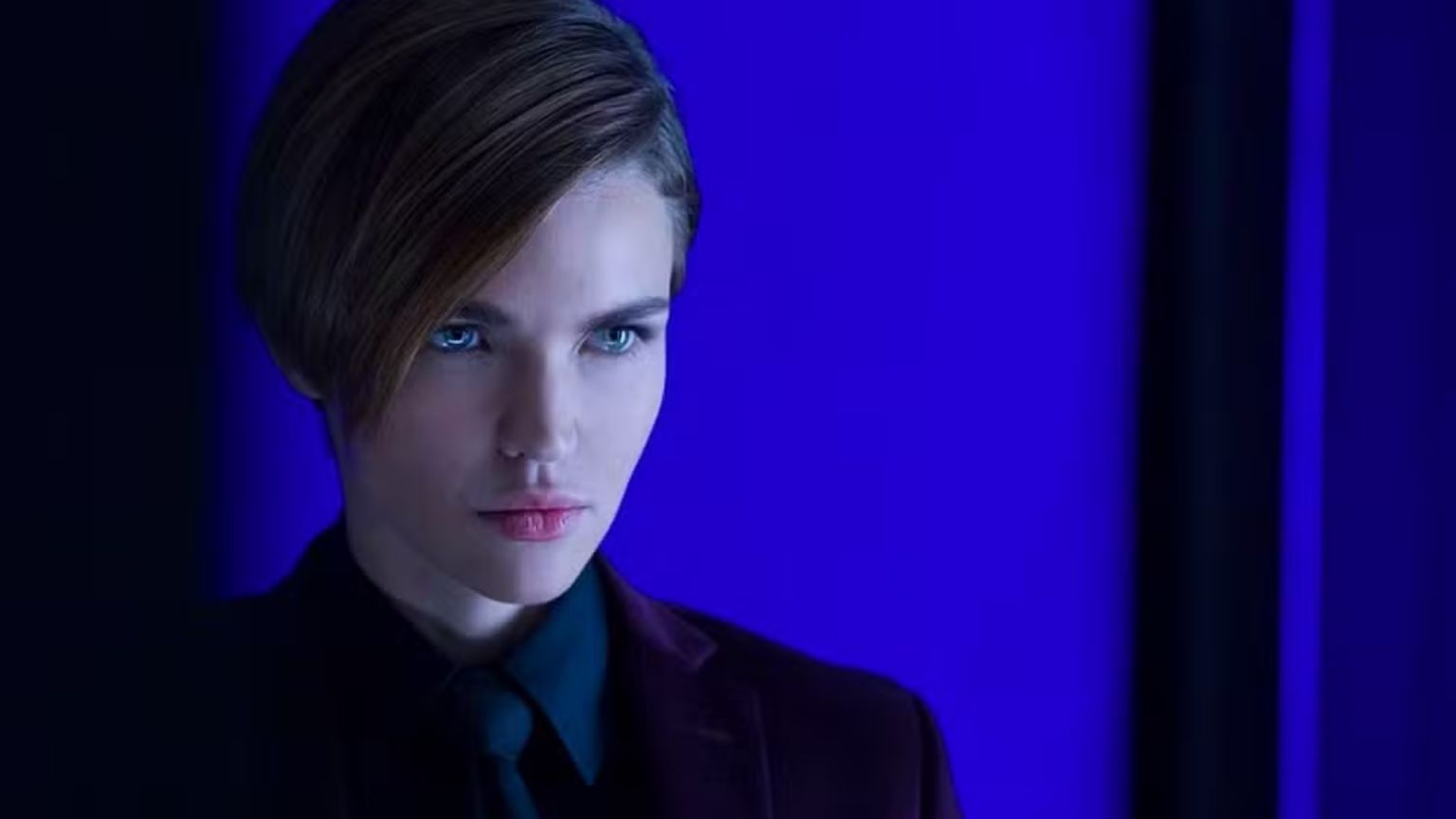 Ruby Rose diz estar sendo perseguida e alvo de atentados; atriz cita Epstein e Batwoman