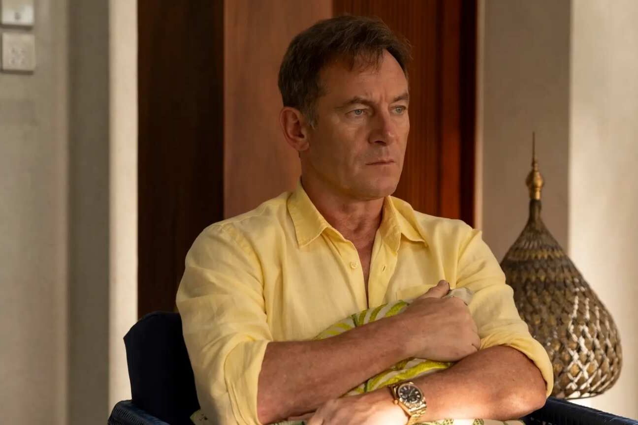 Ator de 'The White Lotus' confirma baixo salário e diz: 'teríamos pago para participar'