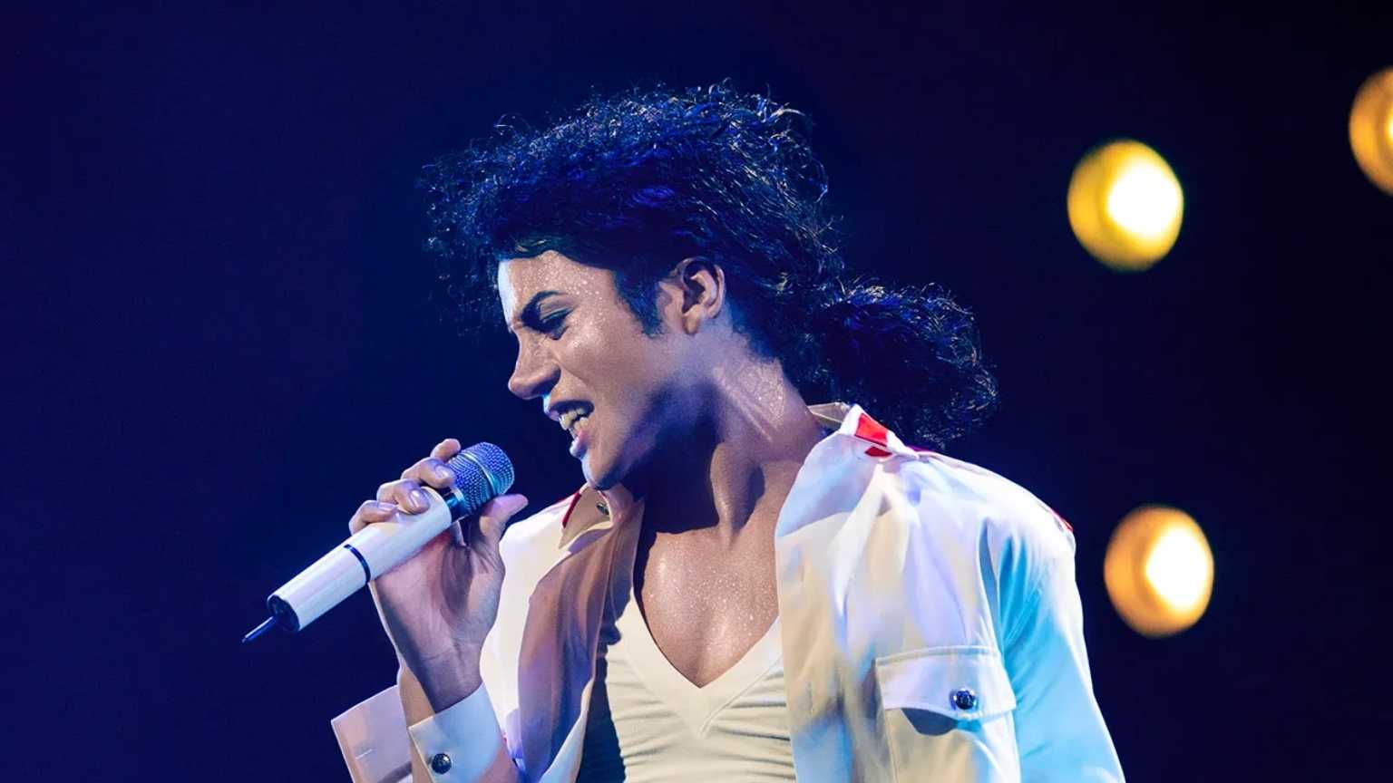 Cinebiografia de Michael Jackson é adiada para 2026 e terá história dividida em dois filmes