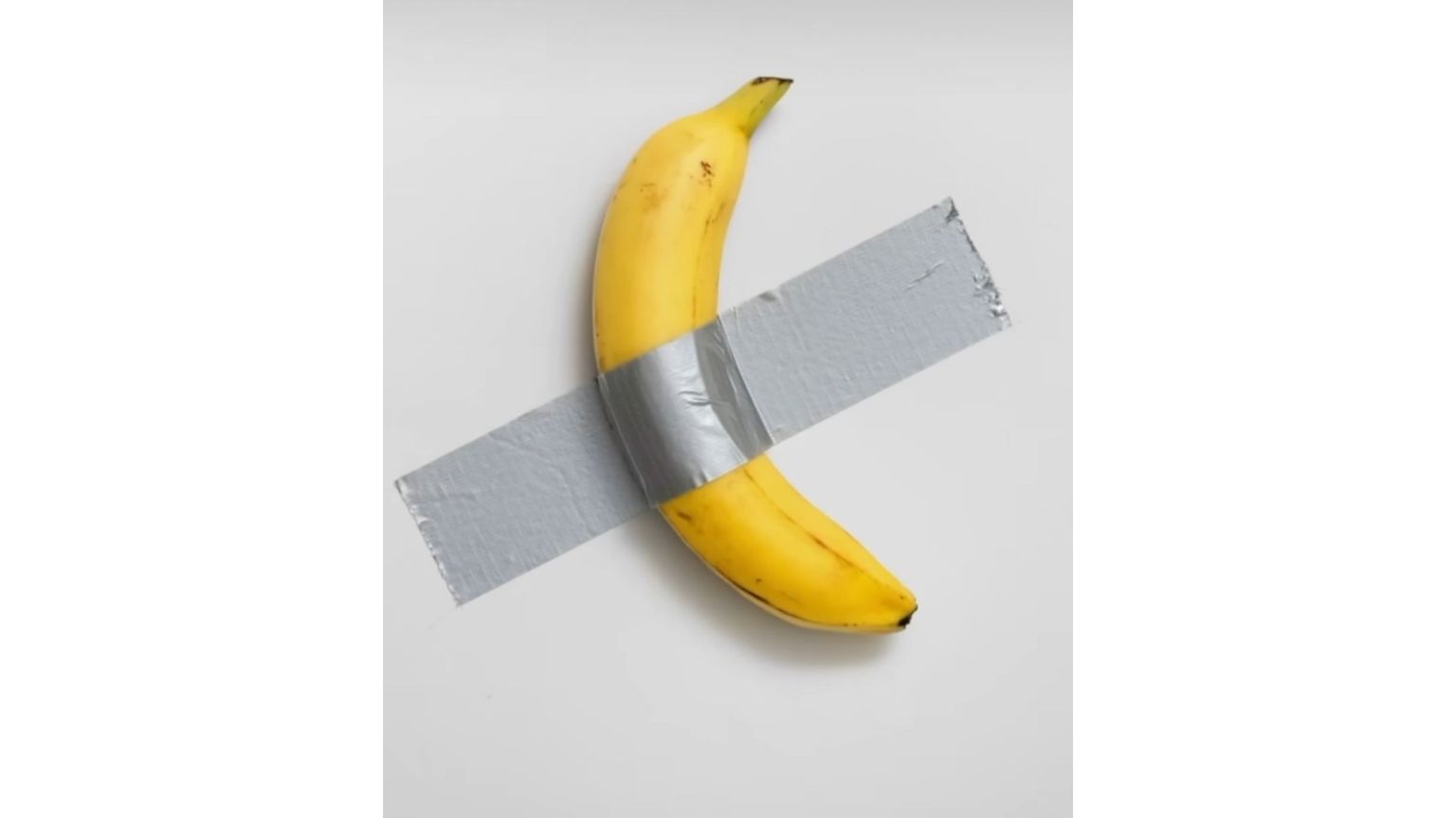 Banana de R$ 34 milhões é comida por visitante em museu e artista ironiza o caso