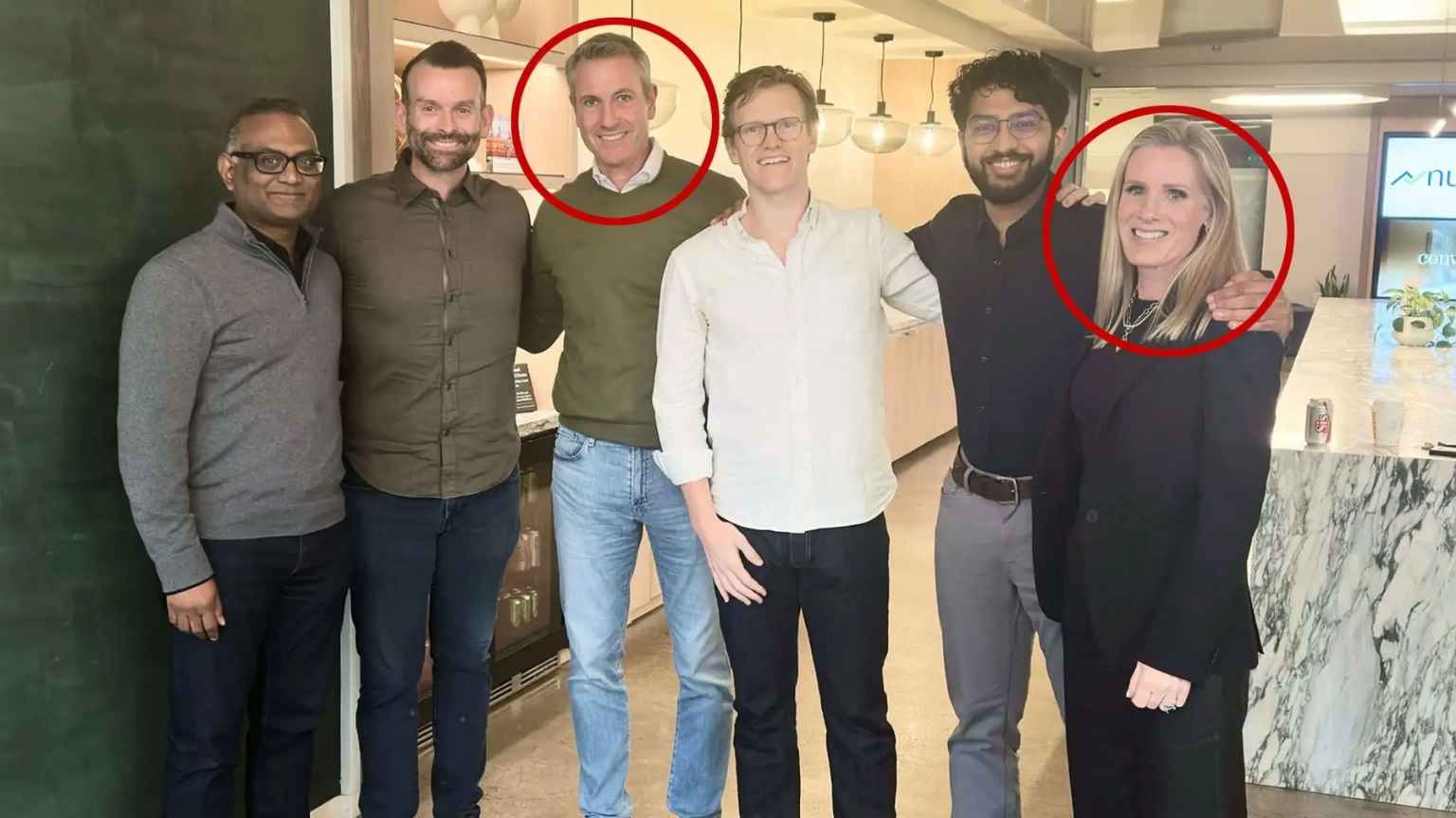 Empresa de tecnologia suspende CEO e diretora flagrados juntos em show do Coldplay