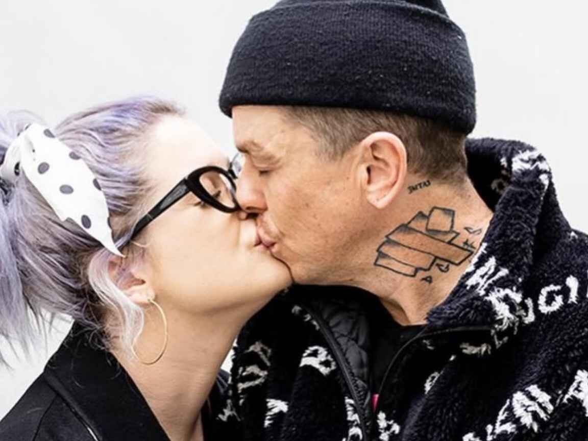 Kelly Osbourne fica noiva em show de despedida do pai Ozzy Osbourne