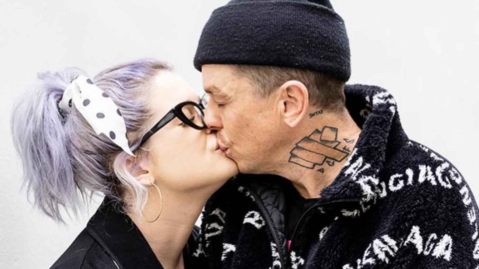 Kelly Osbourne fica noiva em show de despedida do pai Ozzy Osbourne