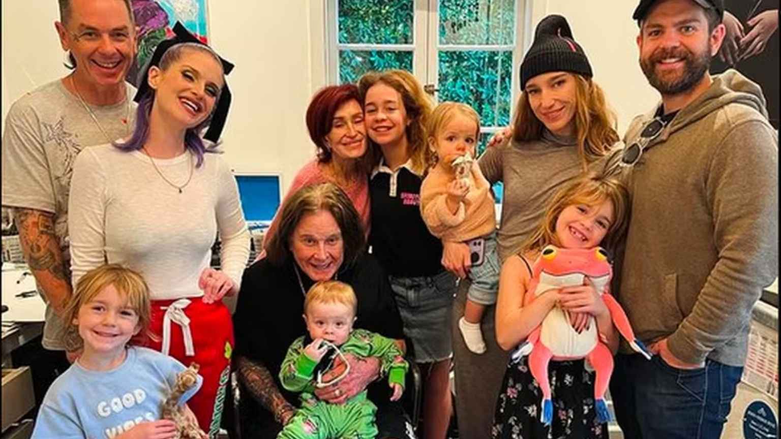 Morte de Ozzy Osbourne teria unido as filhas Kelly e Aimee após anos de briga