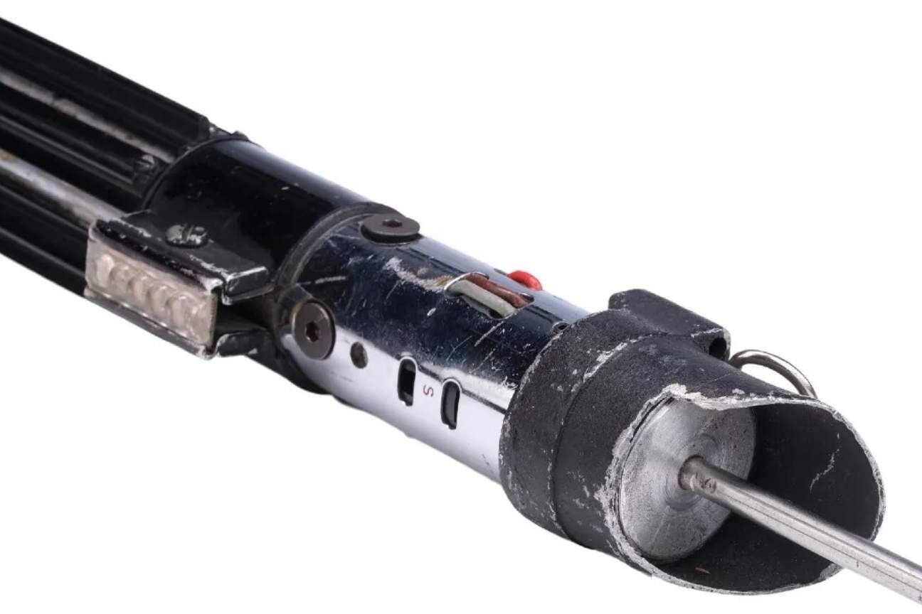 Sabre de luz original de Darth Vader pode arrecadar até US$ 3 milhões em leilão raro