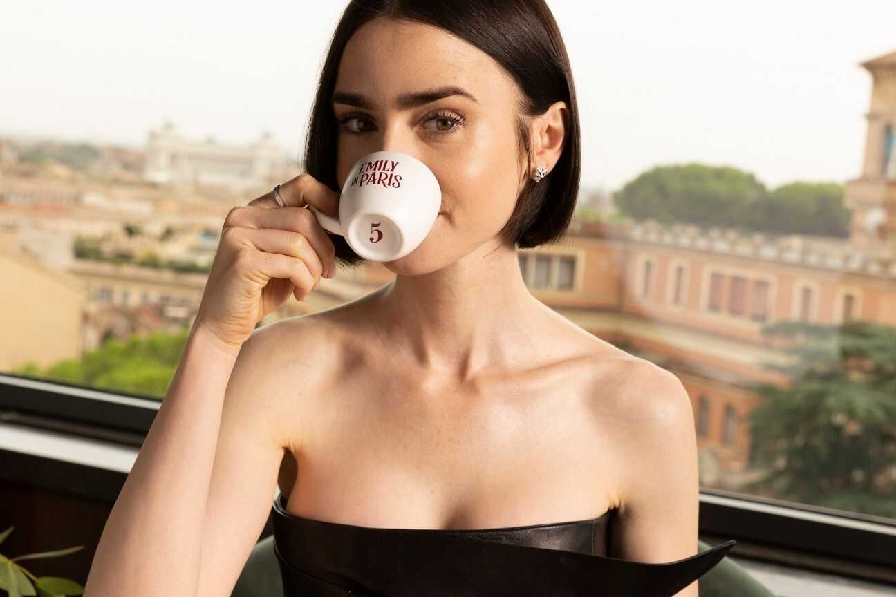 A 5ª temporada de Emily em Paris está chegando! Confira os 7 episódios mais marcantes que todo fã precisa rever antes de dar o play.