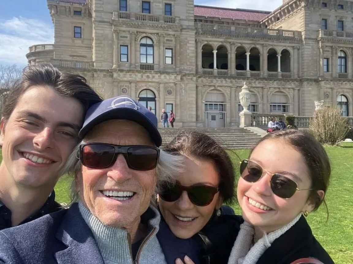 Catherine Zeta-Jones defende vida de luxo com 4 casas: 'Não é excessivo, é confortável'