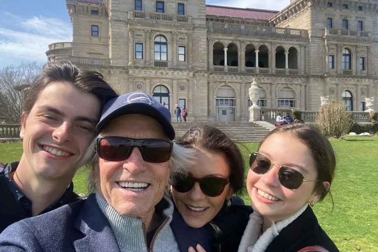 Catherine Zeta-Jones defende vida de luxo com 4 casas: 'Não é excessivo, é confortável'