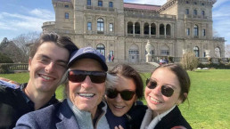 Catherine Zeta-Jones defende vida de luxo com 4 casas: 'Não é excessivo, é confortável'