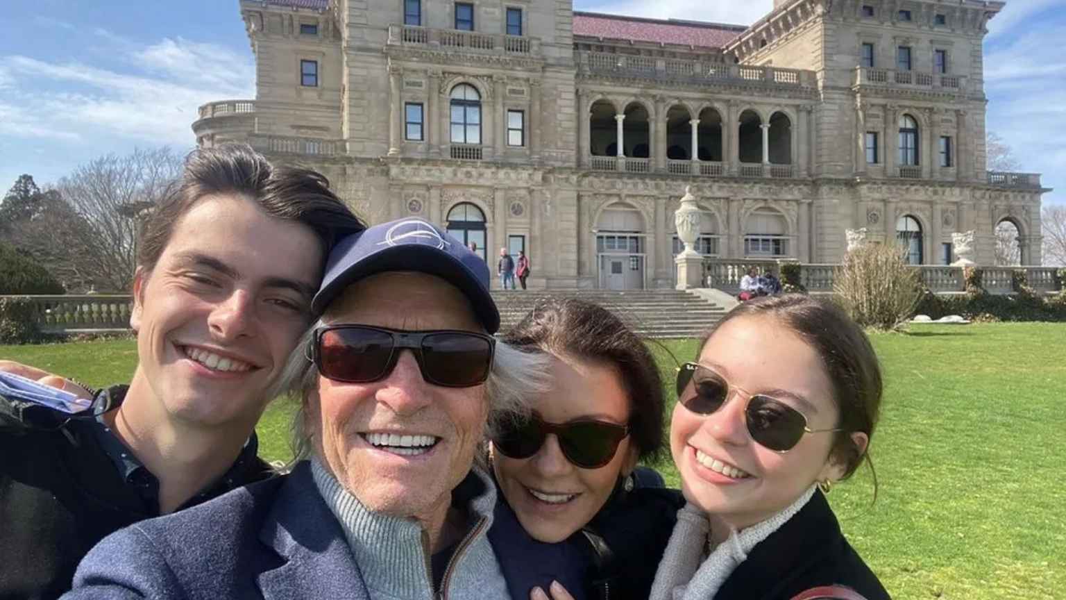 Catherine Zeta-Jones defende vida de luxo com 4 casas: 'Não é excessivo, é confortável'