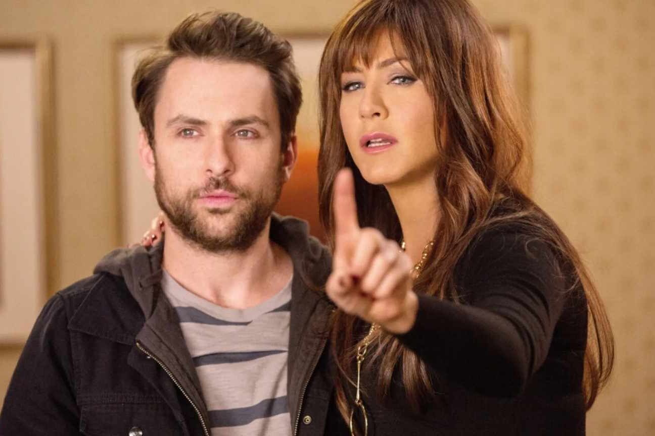 Jennifer Aniston revela que 'lutou' com estúdio para usar peruca em 'Quero Matar Meu Chefe'