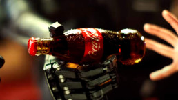 Coca-Cola e Star Wars lançam latas colecionáveis e experiência de holograma no Brasil