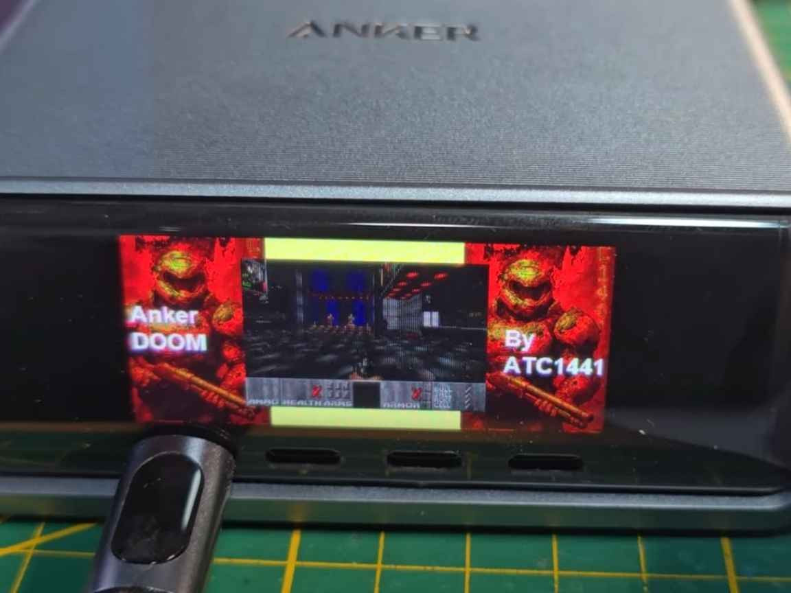 Modder consegue rodar o clássico 'Doom' em um carregador portátil
