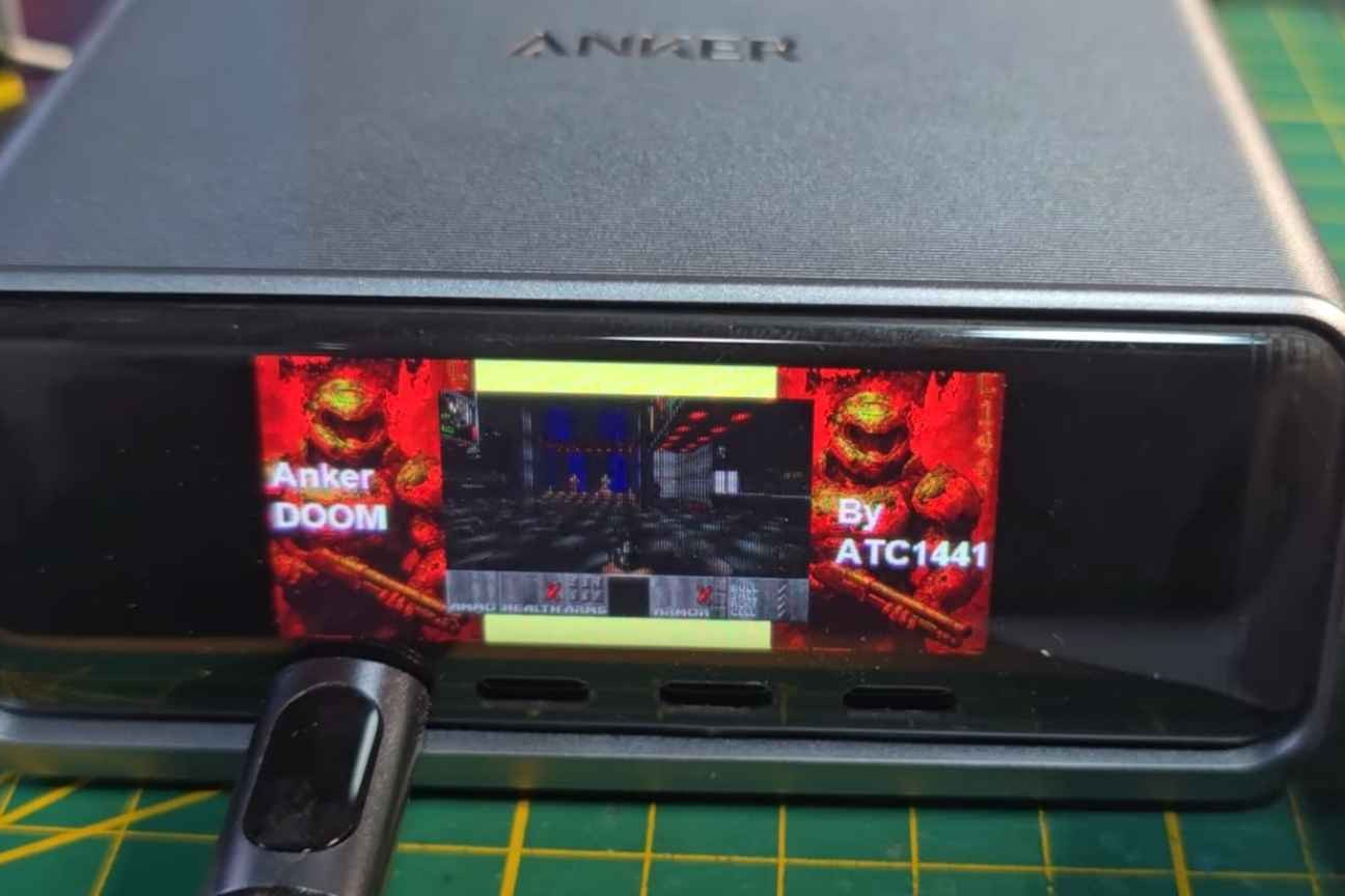 Modder consegue rodar o clássico 'Doom' em um carregador portátil