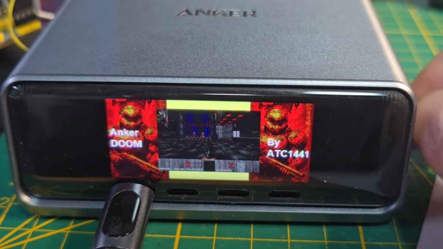 Modder consegue rodar o clássico 'Doom' em um carregador portátil