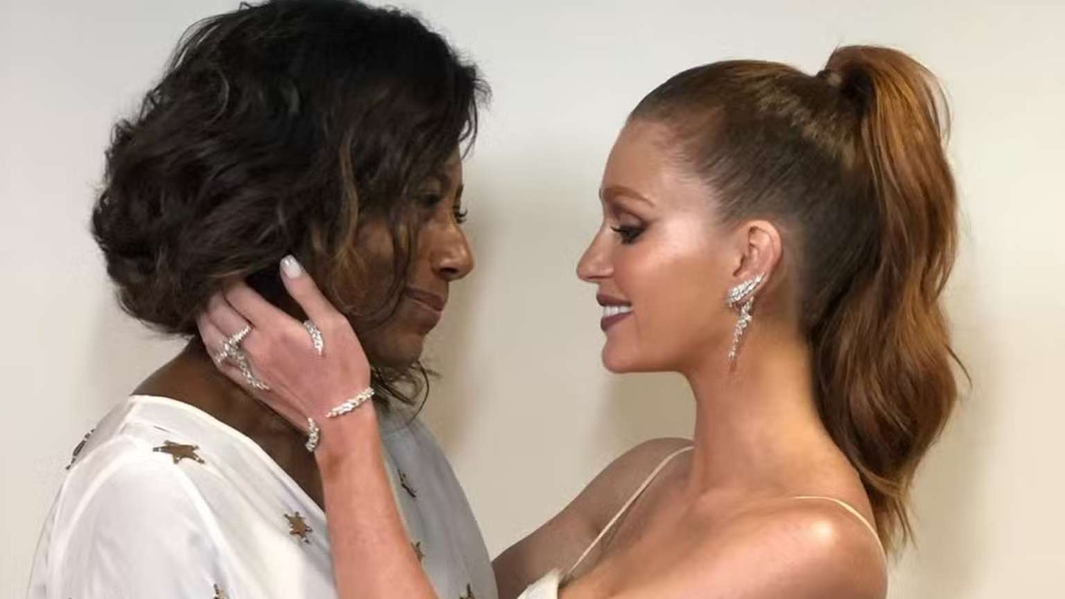 Marina Ruy Barbosa homenageia Gloria Maria e desabafa: 'Tento me enganar'