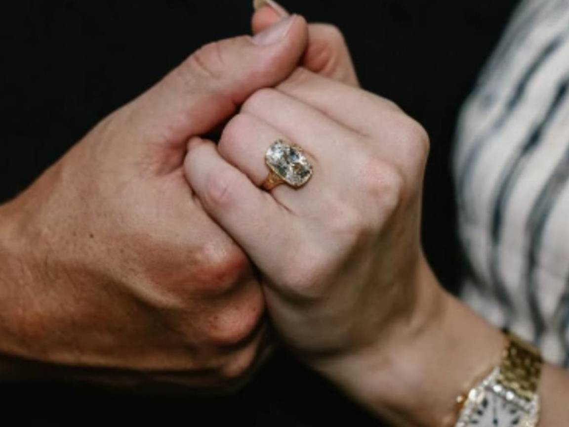 Taylor Swift anuncia noivado com Travis Kelce e exibe anel de R$ 3 milhões