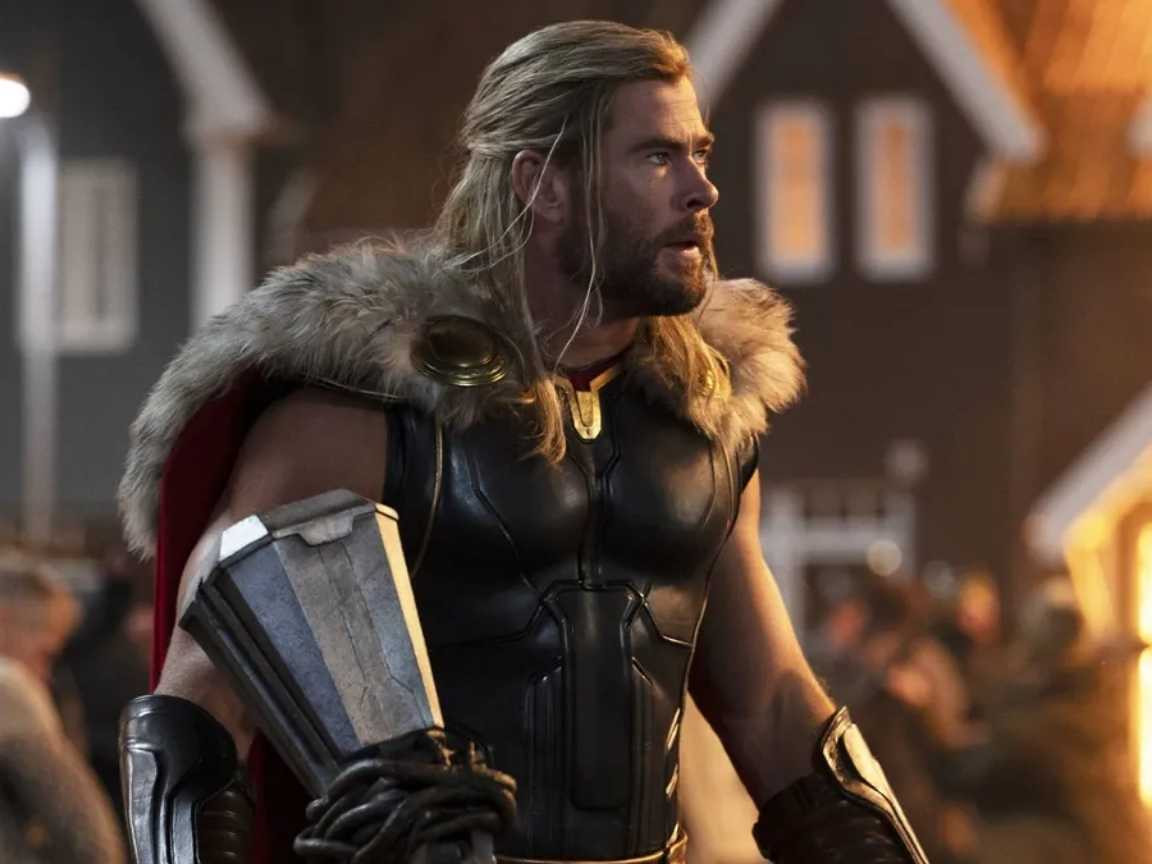 Chris Hemsworth fala sobre o futuro de Thor e admite que se tornou uma 'paródia de si mesmo'