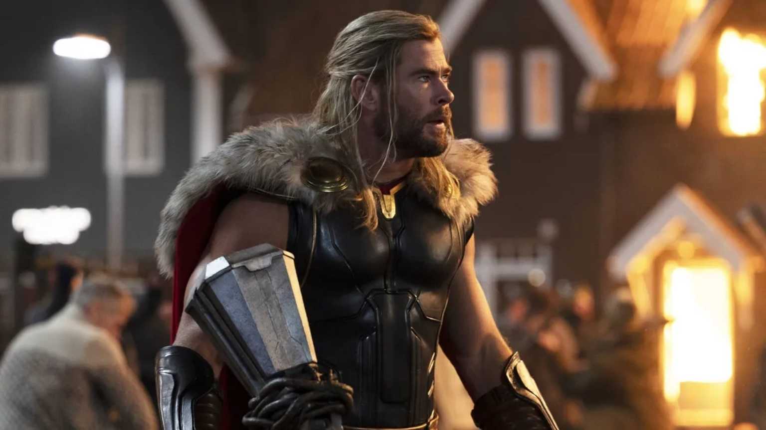 Chris Hemsworth fala sobre o futuro de Thor e admite que se tornou uma 'paródia de si mesmo'