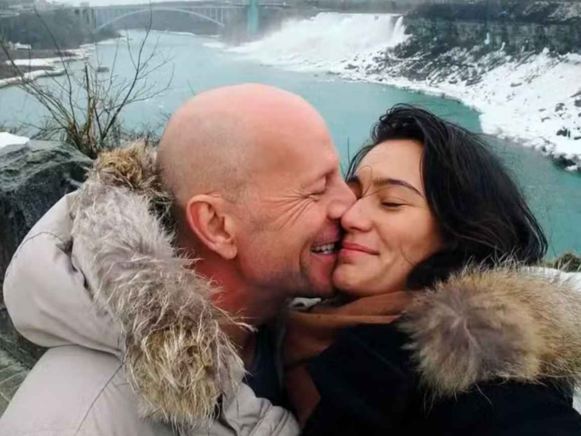 Esposa de Bruce Willis chora ao falar de 'lapsos' do ator em meio à demência