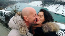 Esposa de Bruce Willis chora ao falar de 'lapsos' do ator em meio à demência