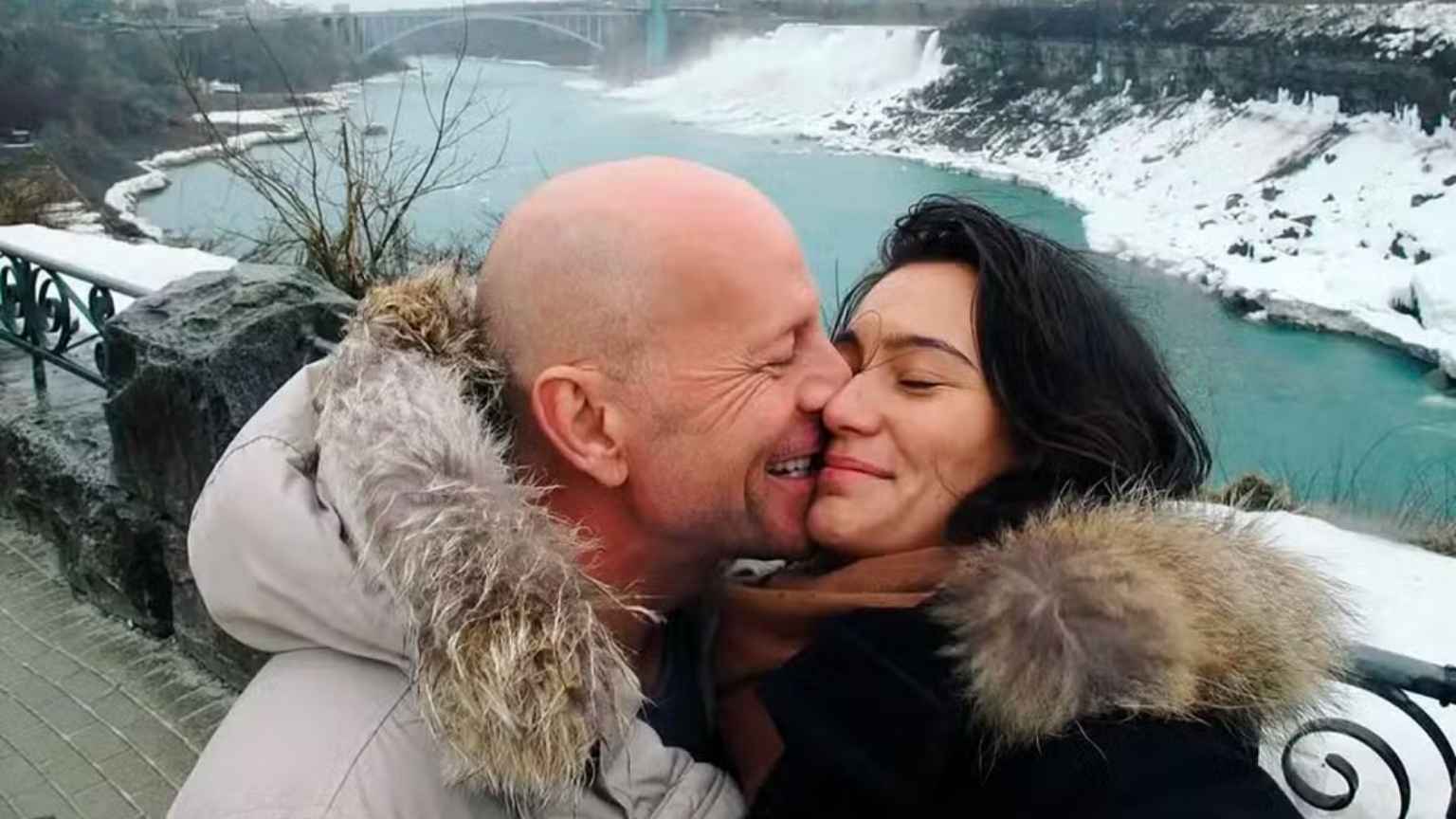 Esposa de Bruce Willis chora ao falar de 'lapsos' do ator em meio à demência