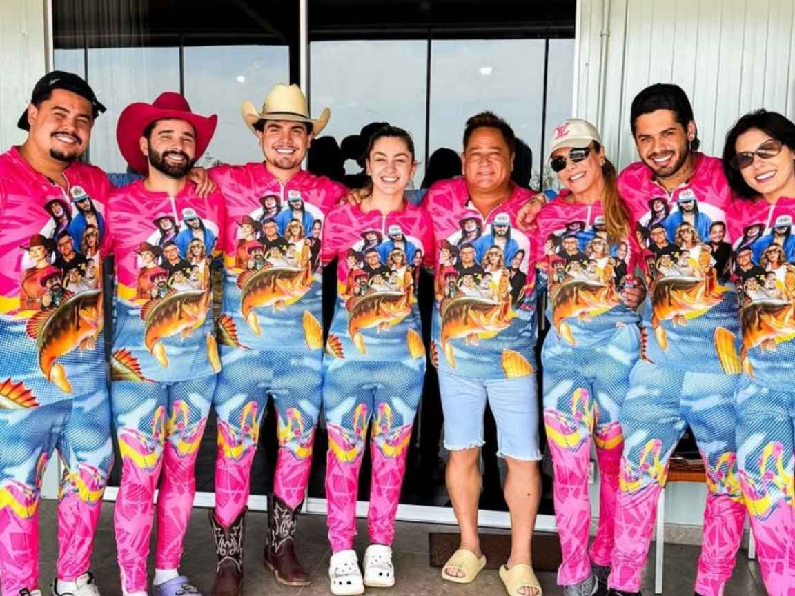 Ana Castela e Zé Felipe posam com Leonardo em look de família no Pantanal