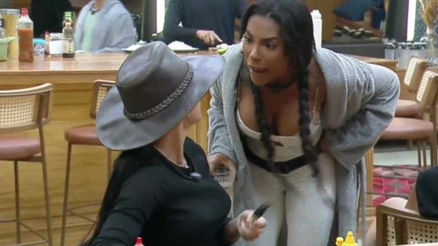 Briga em 'A Fazenda 17' vai parar na Justiça; Rayane processará Carol Lekker