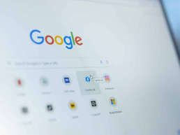 Google admite pressão do governo Biden para censurar posts sobre covid-19