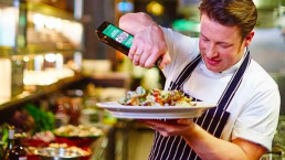 Jamie Oliver culpa sua 'burrice em matemática' pela falência de seus restaurantes