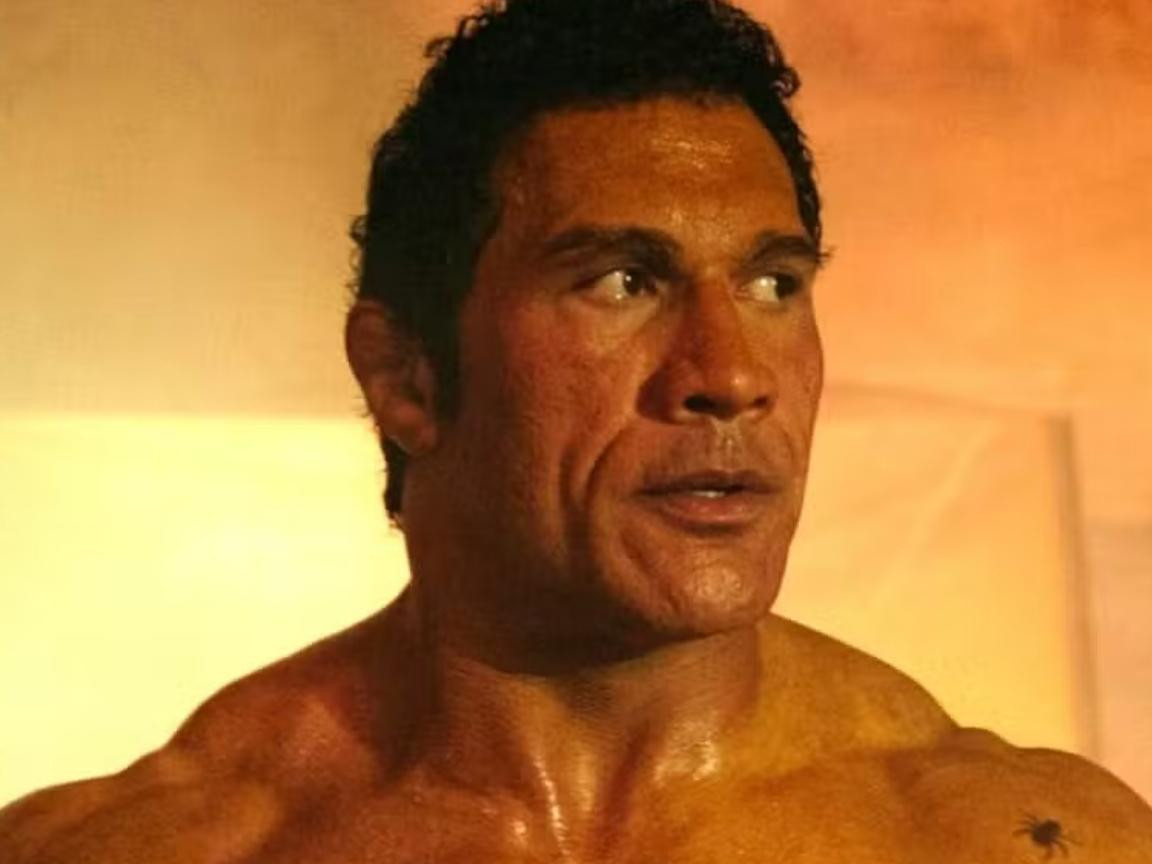 As lágrimas de Dwayne Johnson em Veneza e a trágica relação com o pai