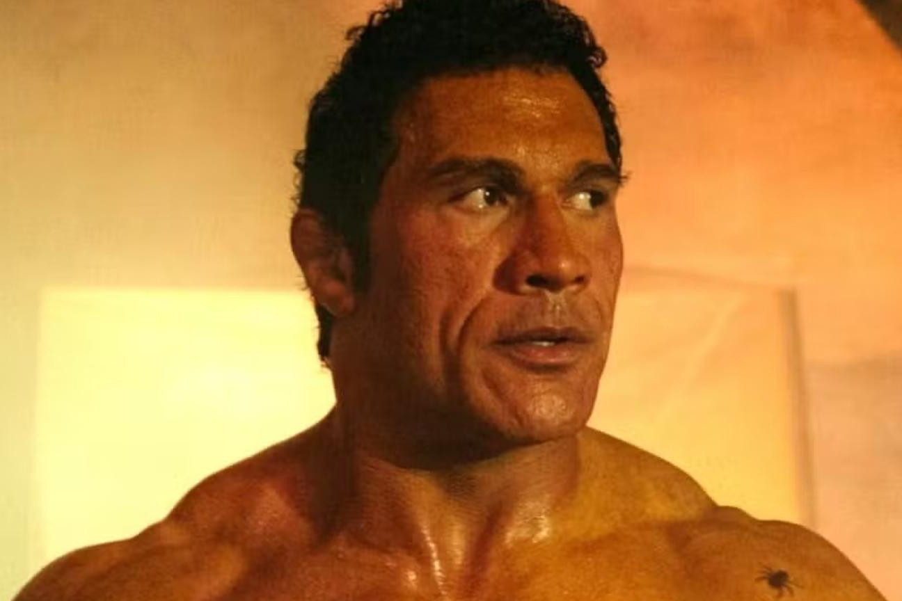 As lágrimas de Dwayne Johnson em Veneza e a trágica relação com o pai