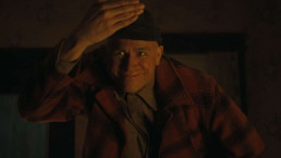 Charlie Hunnam vira Ed Gein em trailer da nova temporada de 'Monster'