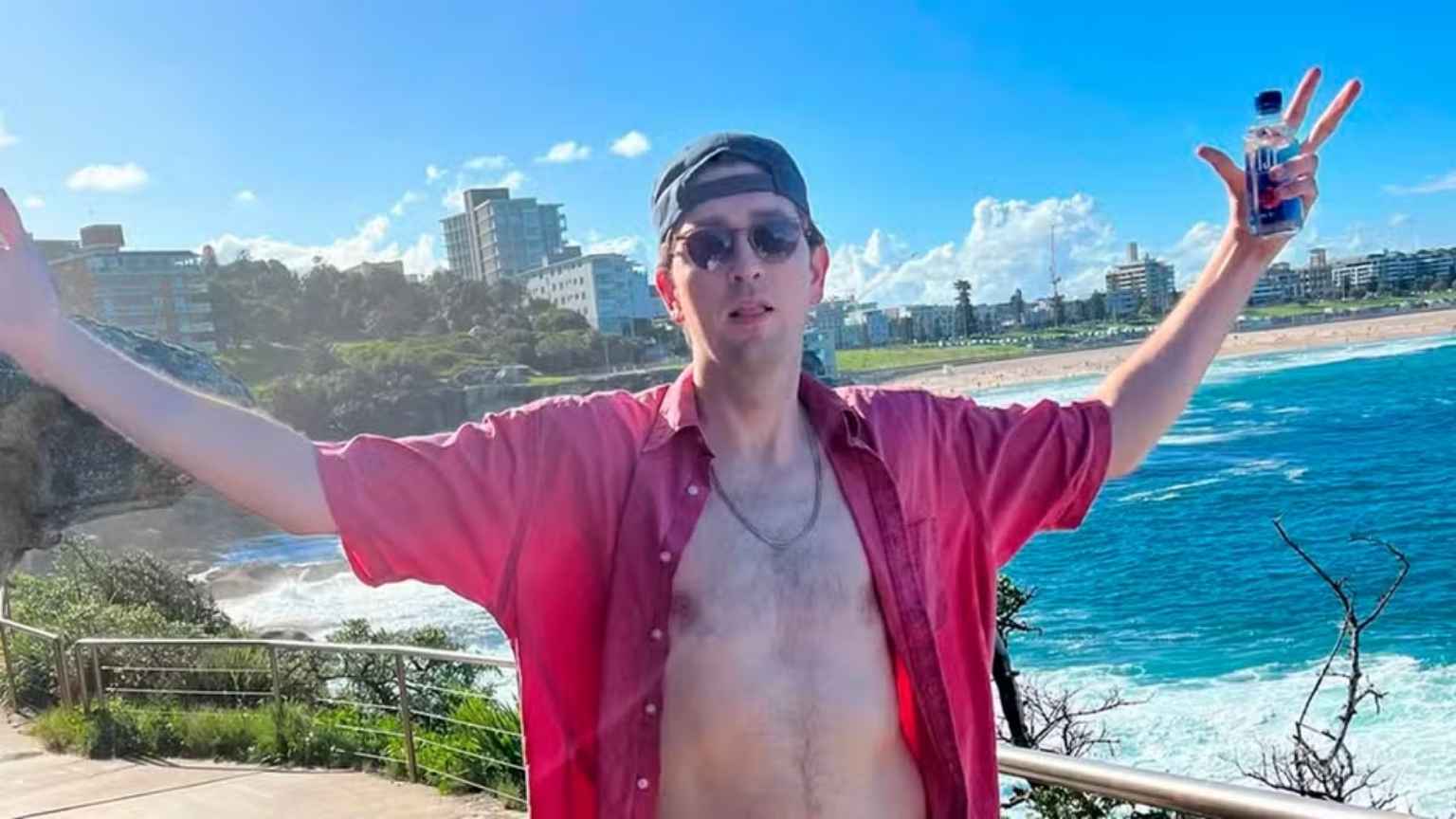 Nicholas Braun, de Succession, é proibido de beber após prisão