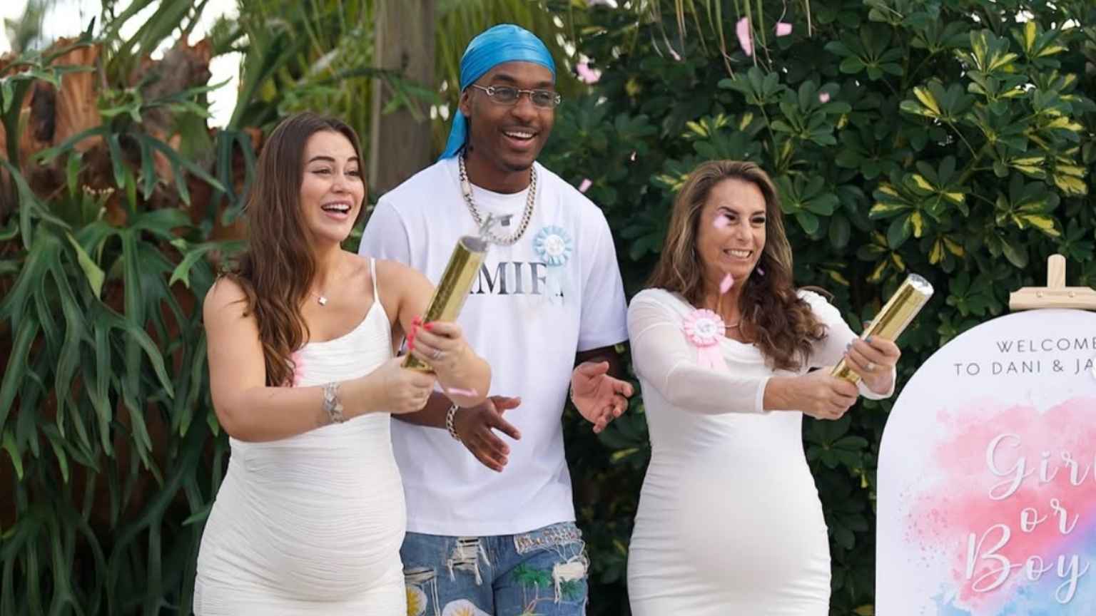 Youtuber nega gravidez dupla, mas confirma trisal com a namorada e a sogra