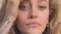 Paris Jackson revela trauma com fotos do pai ao lamentar a morte de Kirk