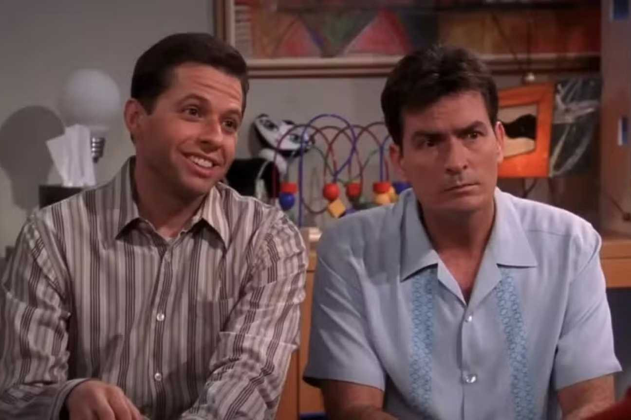 Charlie Sheen revela por que não fala com colega de Two and a Half Men há vários anos