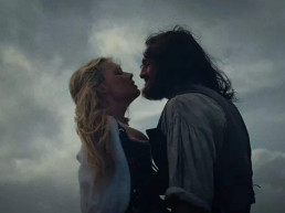 Diretora de 'O Morro dos Ventos Uivantes' defende o tom 'primitivo e sexual' do filme