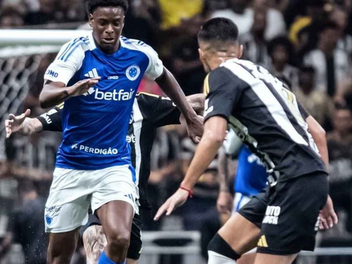 Empate eletrizante e caos na arbitragem: Atlético-MG e Cruzeiro ficam no 1 a 1 na arena MRV