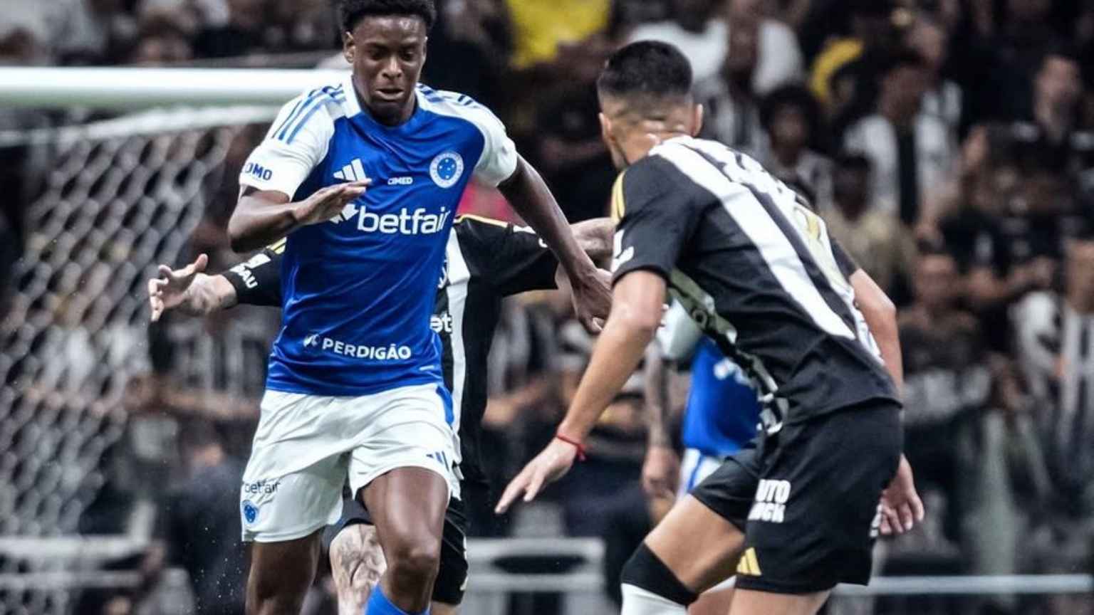 Empate eletrizante e caos na arbitragem: Atlético-MG e Cruzeiro ficam no 1 a 1 na arena MRV